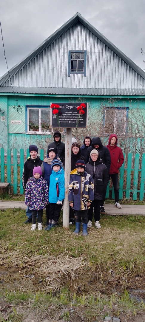 Возложении цветов к мемориальной доске.